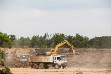 Karayolu alanında çalışan kazıcı