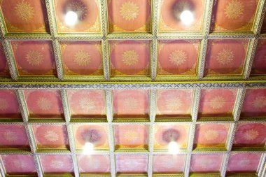 kareler ve lambalar ile eski duvar 