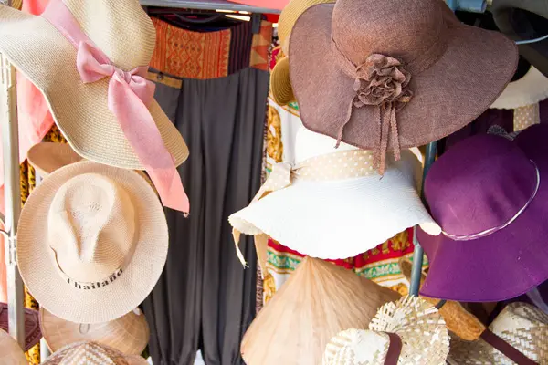 泰国达明萨德瓦克浮动市场上的帽子 — 图库照片