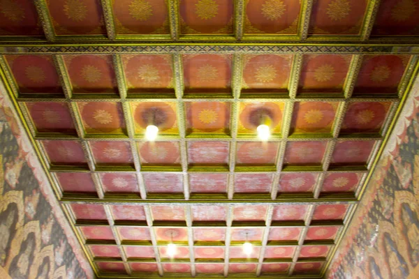 kareler ve lambalar ile eski duvar 