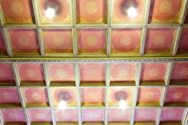 kareler ve lambalar ile eski duvar 