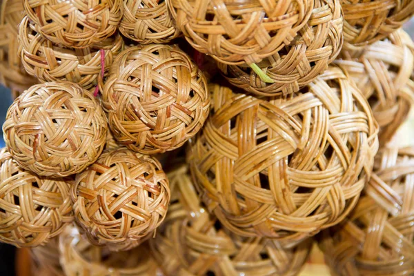 茶色の手作りの丸いウィッカー木製のボール — ストック写真