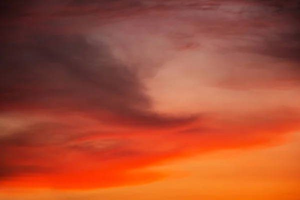 Dramático céu por do sol com nuvens — Fotografia de Stock