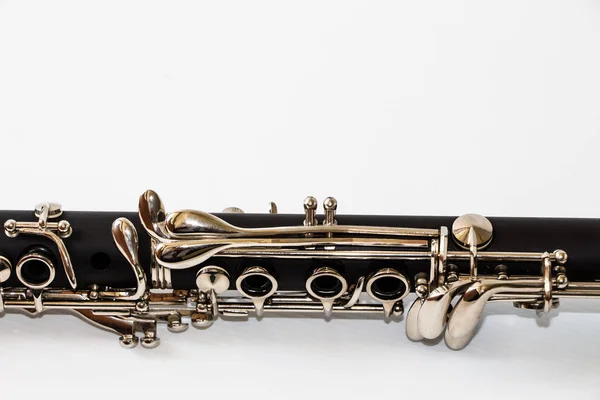 Fragmento clarinete closeup no fundo branco — Fotografia de Stock