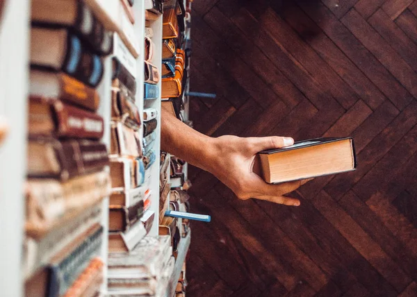 Bibliothek Mit Büchern Hand Hält Dickes Buch — Stockfoto