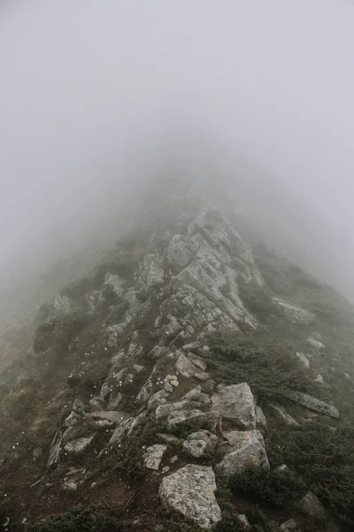 Горы Камнями Туманом — стоковое фото
