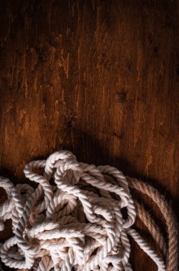 kahverengi ahşap yüzeyde bükülmüş halatlar 