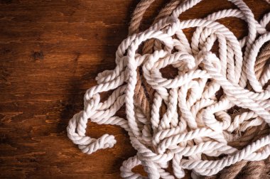 kahverengi ahşap yüzeyde bükülmüş halatlar 
