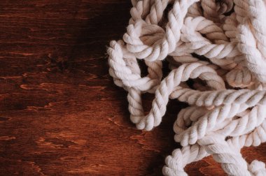 kahverengi ahşap yüzeyde bükülmüş ip 