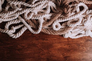 kahverengi ahşap yüzeyde bükülmüş halatlar 