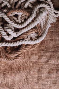 çuval bezi kumaş üzerine bükülmüş halatlar