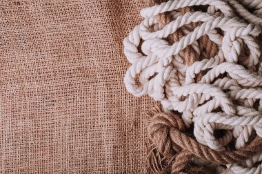 çuval bezi kumaş üzerine bükülmüş halatlar