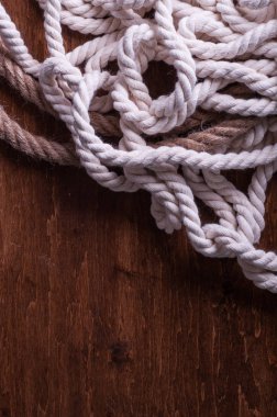 kahverengi ahşap yüzeyde bükülmüş halatlar 