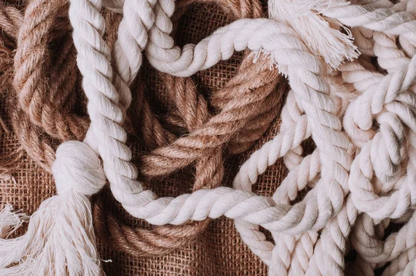 粗麻布布上的绞绳 — 图库照片