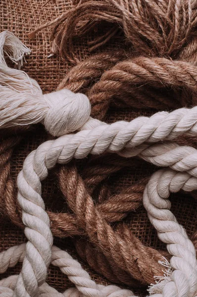 çuval bezi kumaş üzerine bükülmüş halatlar