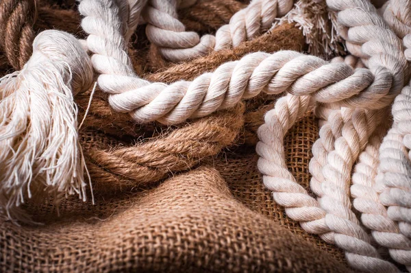 çuval bezi kumaş üzerine bükülmüş halatlar