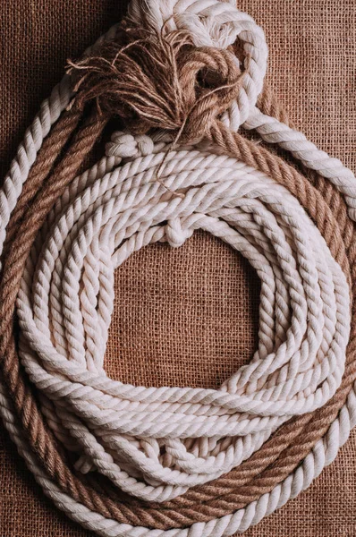 粗麻布布上的绞绳 — 图库照片