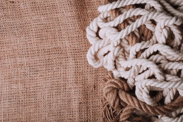 çuval bezi kumaş üzerine bükülmüş halatlar