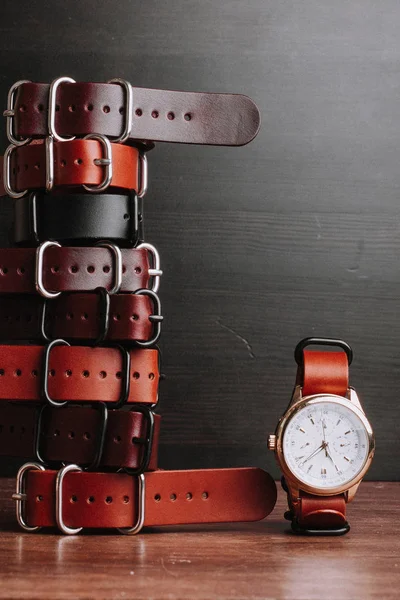 Cinturones Cuero Mesa Madera Con Reloj Pulsera —  Fotos de Stock