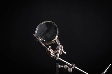 metalik siyah arka plan üzerine izole objektif aracı büyütme 