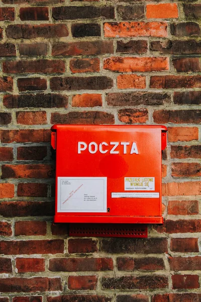 砖房墙上的红色邮政信箱 — 图库照片