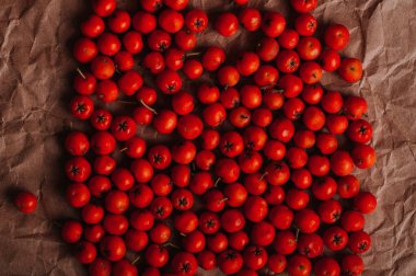 turuncu üvez meyveleri kahverengi buruşturulmuş Kraft kağıt, tam kare üzerinde
