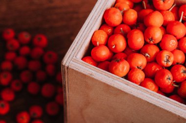 ahşap kutu portakal üvez meyveleri 