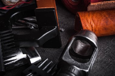 sivri uç kahverengi deri dokulu, onarım araçları ve keskiler