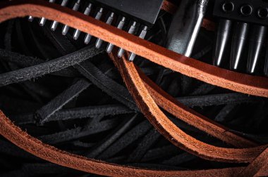 siyah ve kahverengi deri kayış araçlarıyla el sanatları