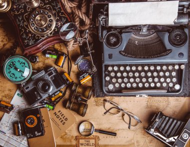 eski moda ve retro nesnelerle tablonun üstten görünüm 