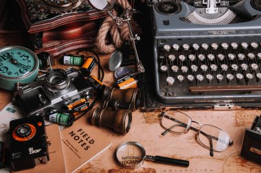 dürbün ile eski moda daktilo makinesi ve kamera filmleri içeren tablo