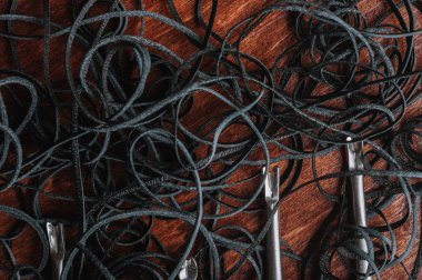 el sanatları deri araçları ve deri kalıntıları üstten görünüm