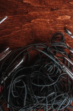 el sanatları deri araçları ve siyah halatlar ile ahşap masa 