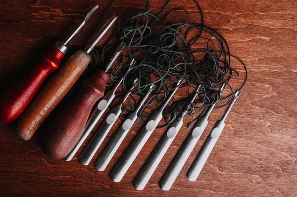Verschillende Handwerk Lederen Tools Zwart Leer Knopen — Stockfoto
