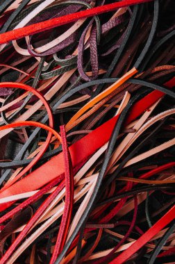 Ses tellerini renkli deri dizeleri, deri kalıntıları, deri