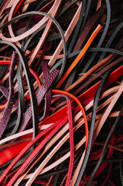 Ses tellerini kumaş deri dizeleri, deri kalıntıları, deri