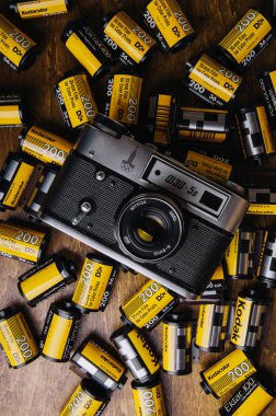 in analog fotoğraf rulo ve fotoğraf makinesi üstten görünüm 
