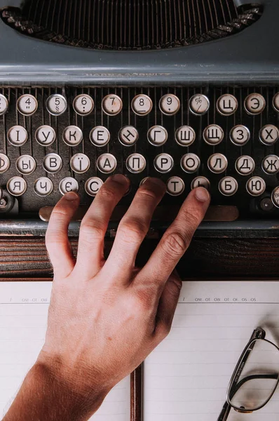 Dedos Mão Botões Máquina Escrever Vintage — Fotografia de Stock
