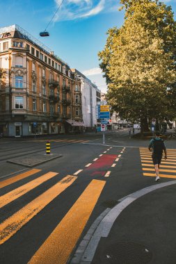 arkadan adam geçiş yolu şehir binaları ile görünüşü 