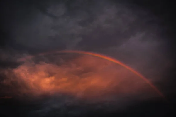 Dunkler Regnerischer Himmel Mit Sonnenuntergang Und Regenbogen — Stockfoto