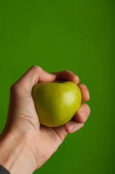 Cropped Image Person Holding One Green Apple Green Background — Stock Photo, Image