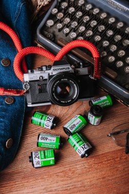 Daktilo makinesi, eski moda fotoğraf kamera ve rulo ile tablo 