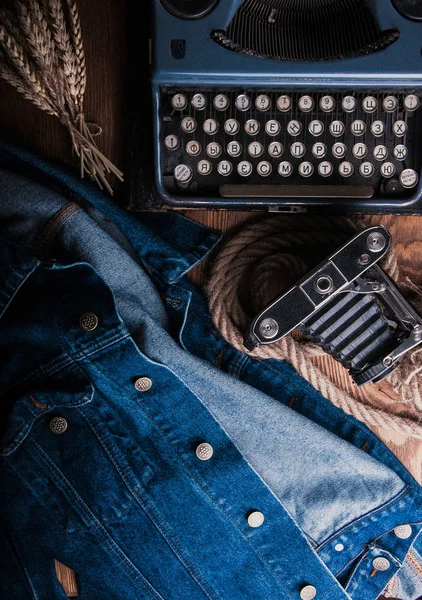 Schreibmaschine Mit Altmodischer Kamera Und Weizenähren Jeansjacke Auf Dem Tisch — Stockfoto