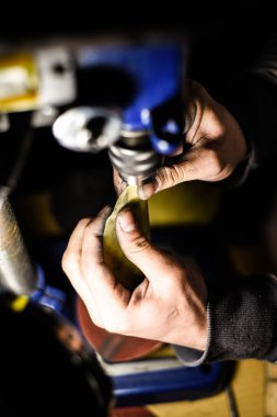 deri ile çalışma ve dikiş marangoz insanın kısmi görünümü