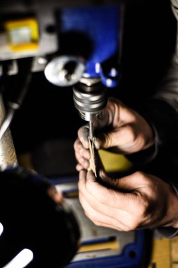 kısmi deri ile çalışan marangoz adam görünümünü 