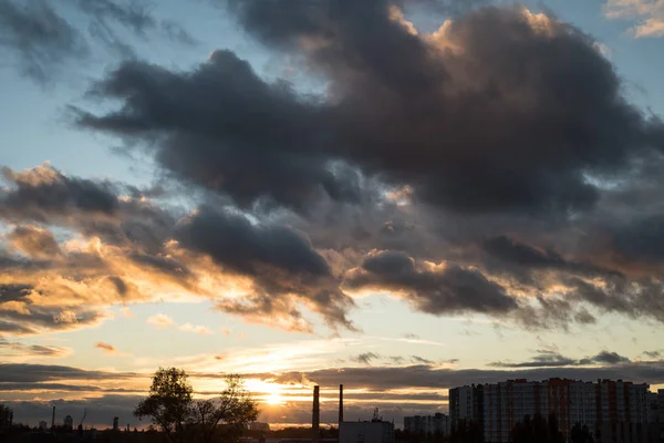 Schöner Sonnenaufgang Himmel Mit Wolken Über Bäumen Und Stadthäusern — Stockfoto