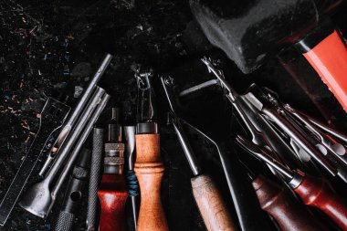 deri işçiliği için farklı profesyonel araçlar