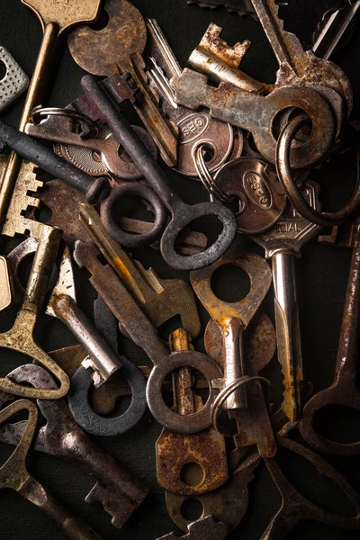 Metalen Leeftijd Roestig Ijzer Sleutels Bovenaanzicht — Stockfoto