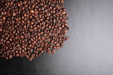 kahverengi kahve çekirdekleri, kahve arka plan ile deri yüzey 