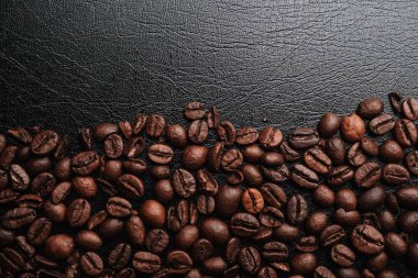 deri yüzeyinde kahverengi kahve çekirdekleri, kahve arka plan